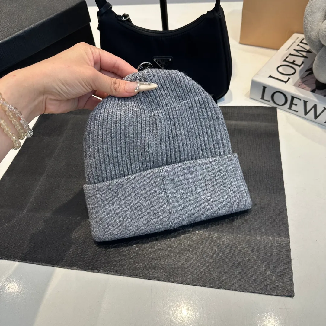 P46 Crow Heart Autumn and Winter Wool Knitted Beanie This must be a favorite of minimalism. It is clean, neat, fashionable and versatile, and will definitely not be picky about your face shape! A fashionable classic that lasts forever! Fashionable black and white can be purchased together!